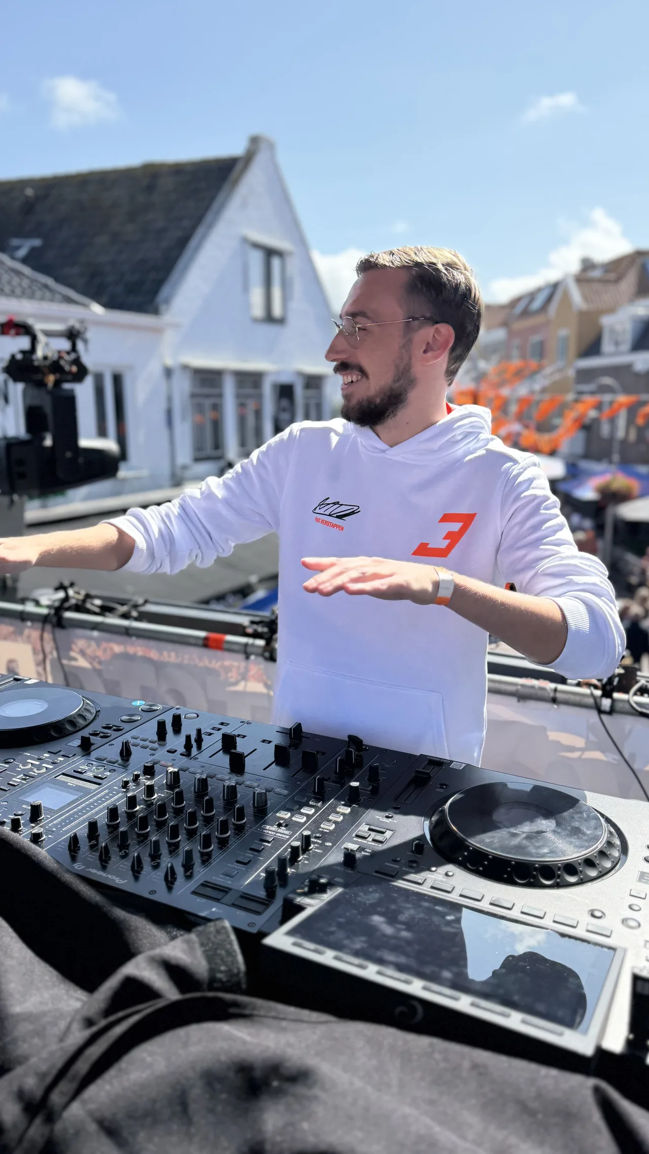 Barry lachend achter de decks tijdens een buitenoptreden
